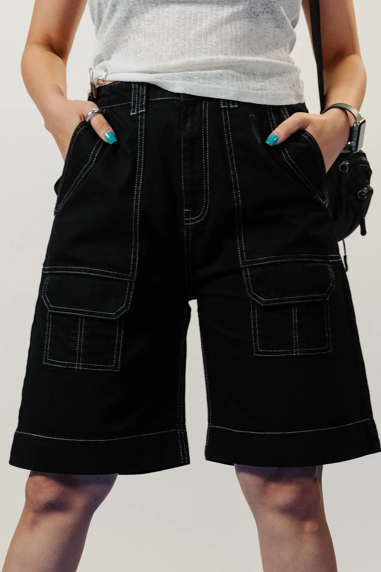 Contrast Stitch Curve Black Shorts